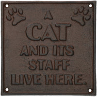 Un chat et un personnel vivent ici Plaque en fonte Jardin Garage Mur Maison Maison