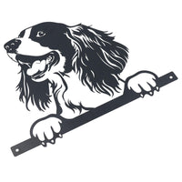 Schwarze Metall-Silhouette eines guckenden Spaniels mit Befestigungsplatte, Gartenfigur, Geschenk