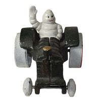 Michelin-Männchen winkt im Traktor-Maskottchen-Statue Bibendum-Figur aus Gusseisen