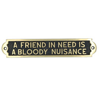 Schild mit Aufschrift „Friend in Need Is a Nuisance“, Messing-Finish, für Wand, Haus, Tür, Garten